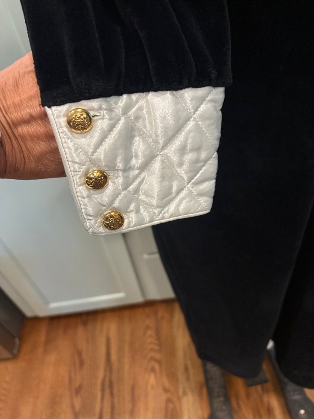 Black Velvet Bill Blass late 70’s-early 80’s dressing gown. - Picture 4 of 5